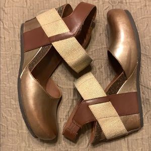 OTBT Rexburg women’s size 7 Gold